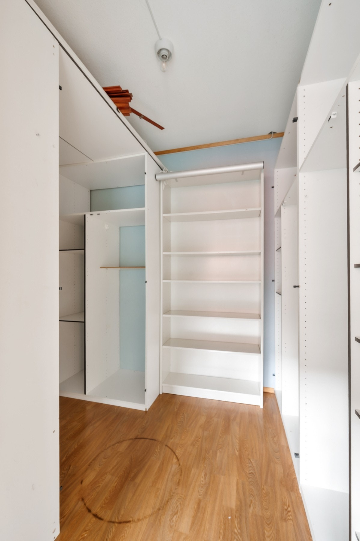 Soverommet har tilknyttet privat garderobe med rikelig plass til oppbevaring og organisering av klær. Galleribilde