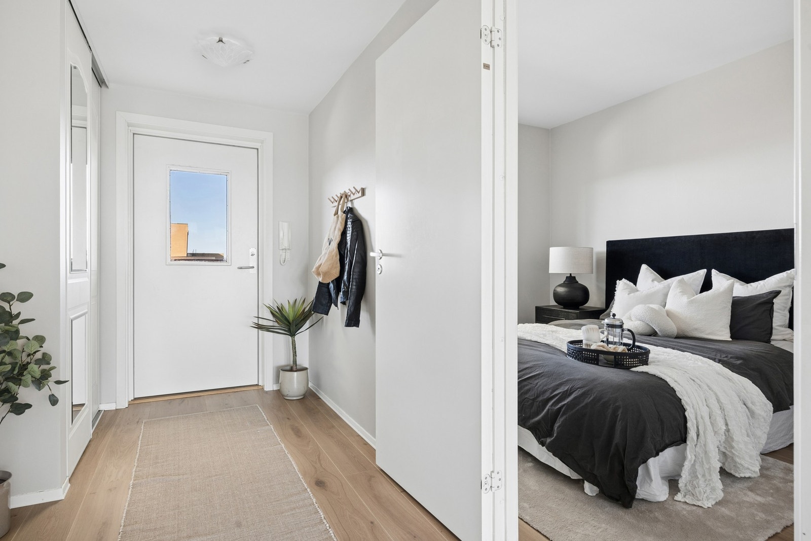 Praktisk entré med plass til oppheng av yttertøy, med enkel adkomst til boligens rom Galleribilde