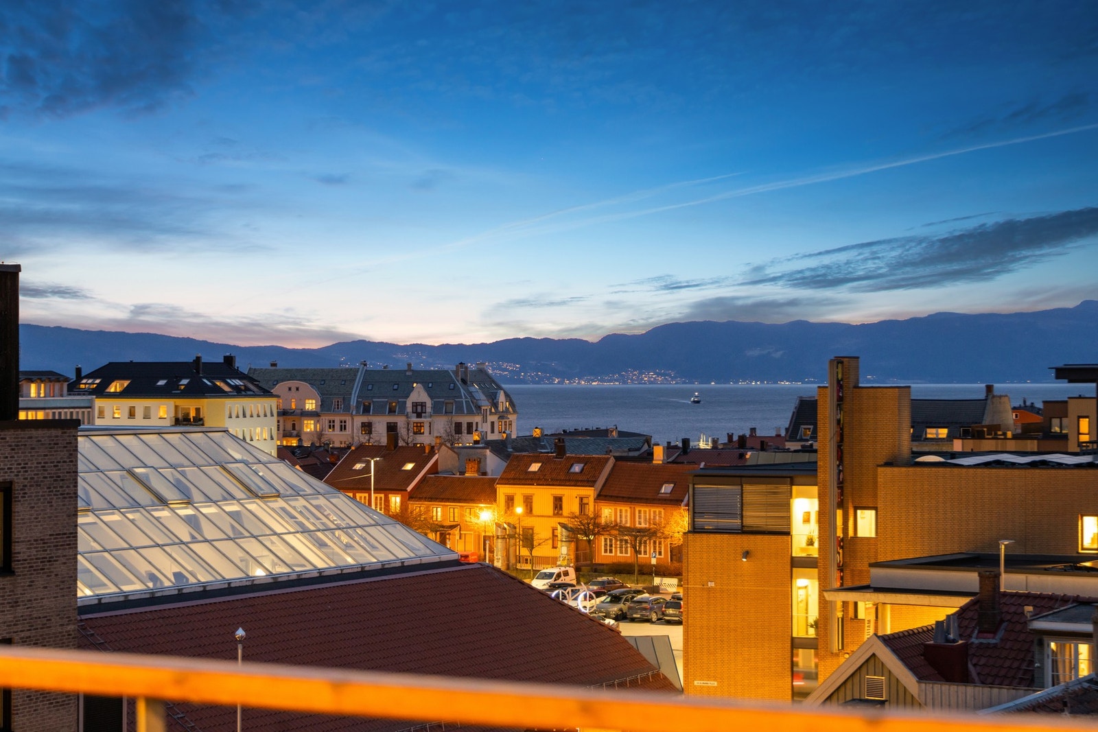 Panoramautsikt mot og omkringliggende omgivelser gir en unik ramme rundt boligen. Galleribilde