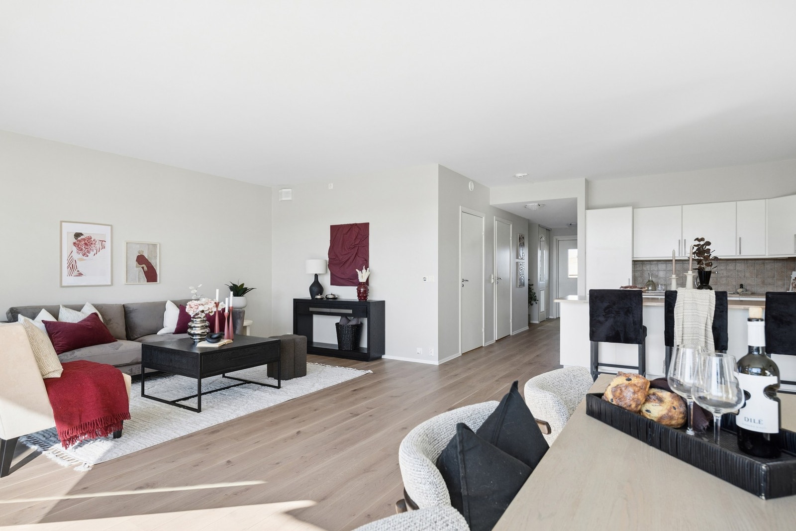 Gjennomgående delikate overflater og tidsriktige materialvalg gir boligen et moderne og helhetlig preg. Galleribilde