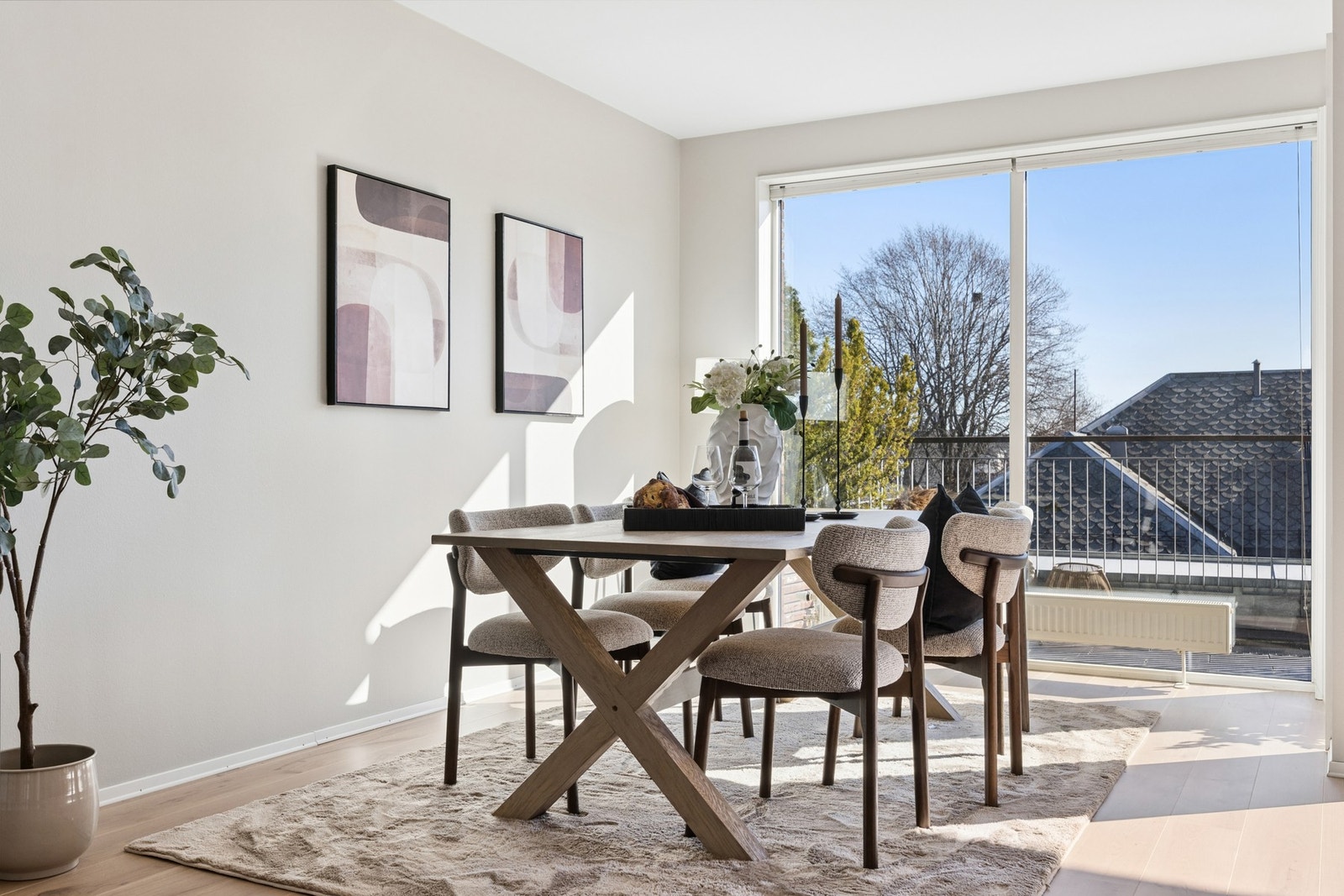 Stilren spiseplass med fine detaljer og nærhet til uteområdet - perfekt for både hverdag og selskap. Galleribilde