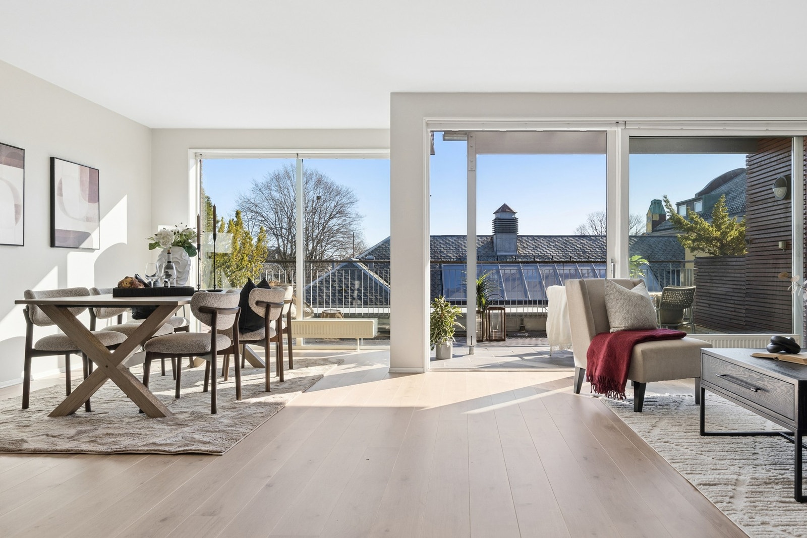 Skyvedører fra oppholdsrommet gir enkel adkomst til balkongen og forlenger stuen ut i det fri. Galleribilde