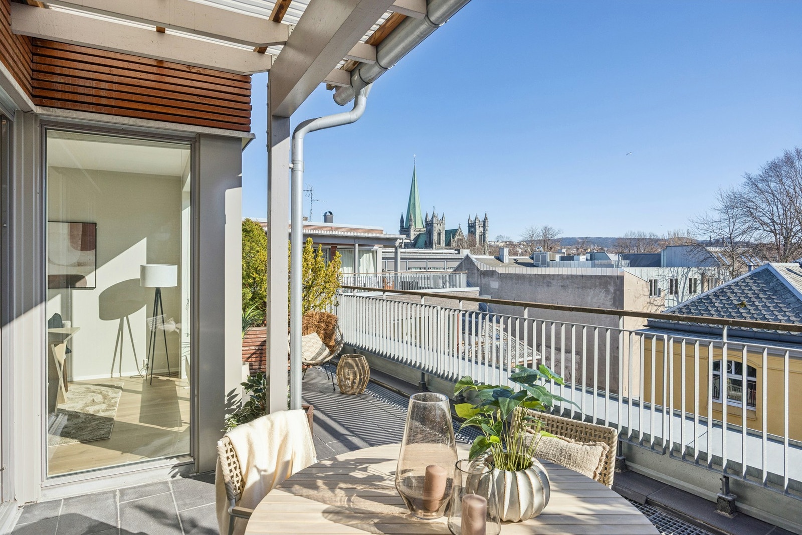 Her får du en herlig uteplass med gode solforhold og hyggelig utsyn. Galleribilde