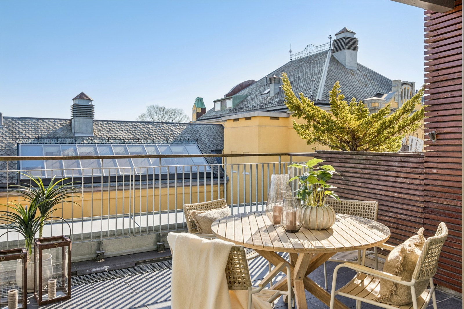 Balkongen har god bredde og fremstår som en funksjonell og lett tilgjengelig uteplass. Galleribilde