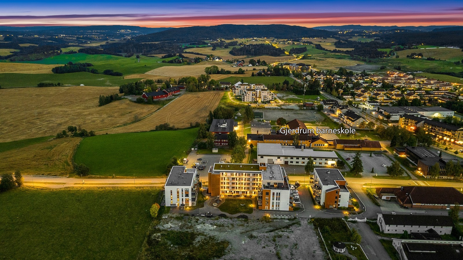 Gjerdrum barneskole ligger kun 300 meter fra boligen, en spasertur på omtrent 4 minutter. Galleribilde