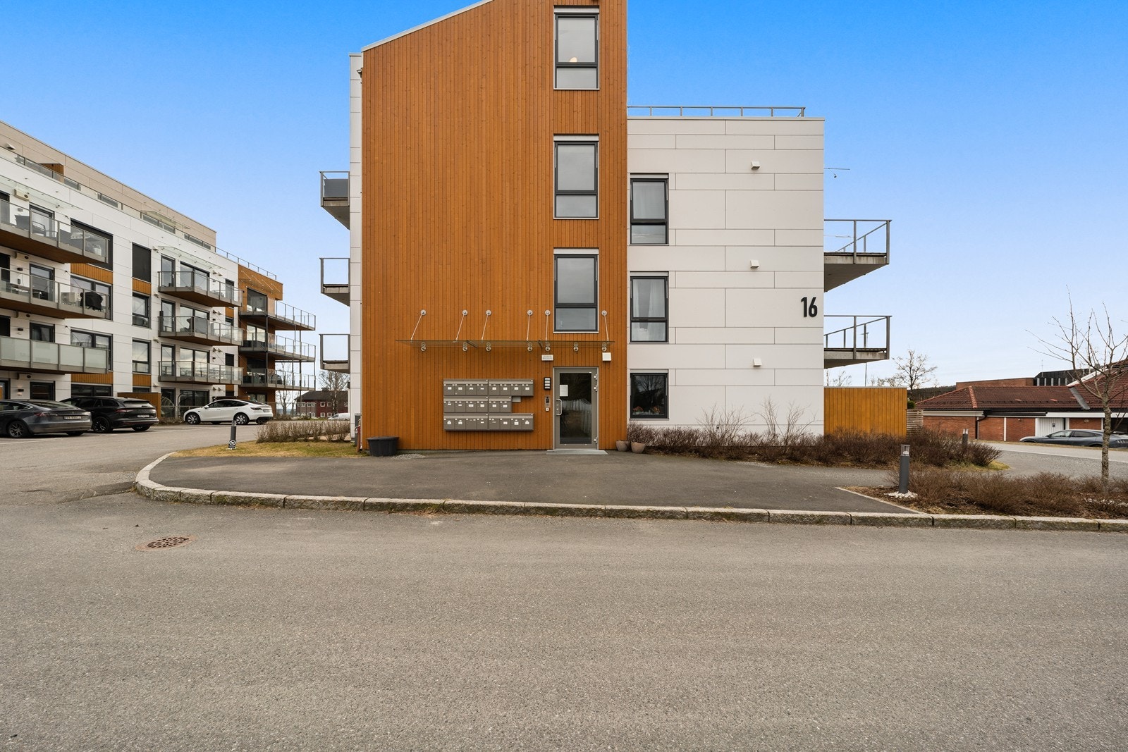 Bygget fra 2021 har en moderne fasade med en kombinasjon av fasadeplater og trepanel. Galleribilde