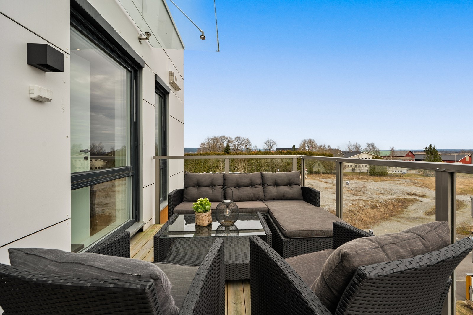 Balkongen har impregnerte terrassebord og et rekkverk i stål og glass med en høyde på 100 cm. Galleribilde