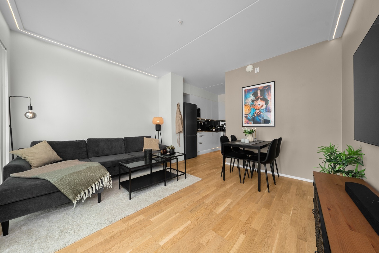 Gjennomgående malte flater og listefrie overganger mellom tak og vegg gir et rent og moderne uttrykk. Galleribilde