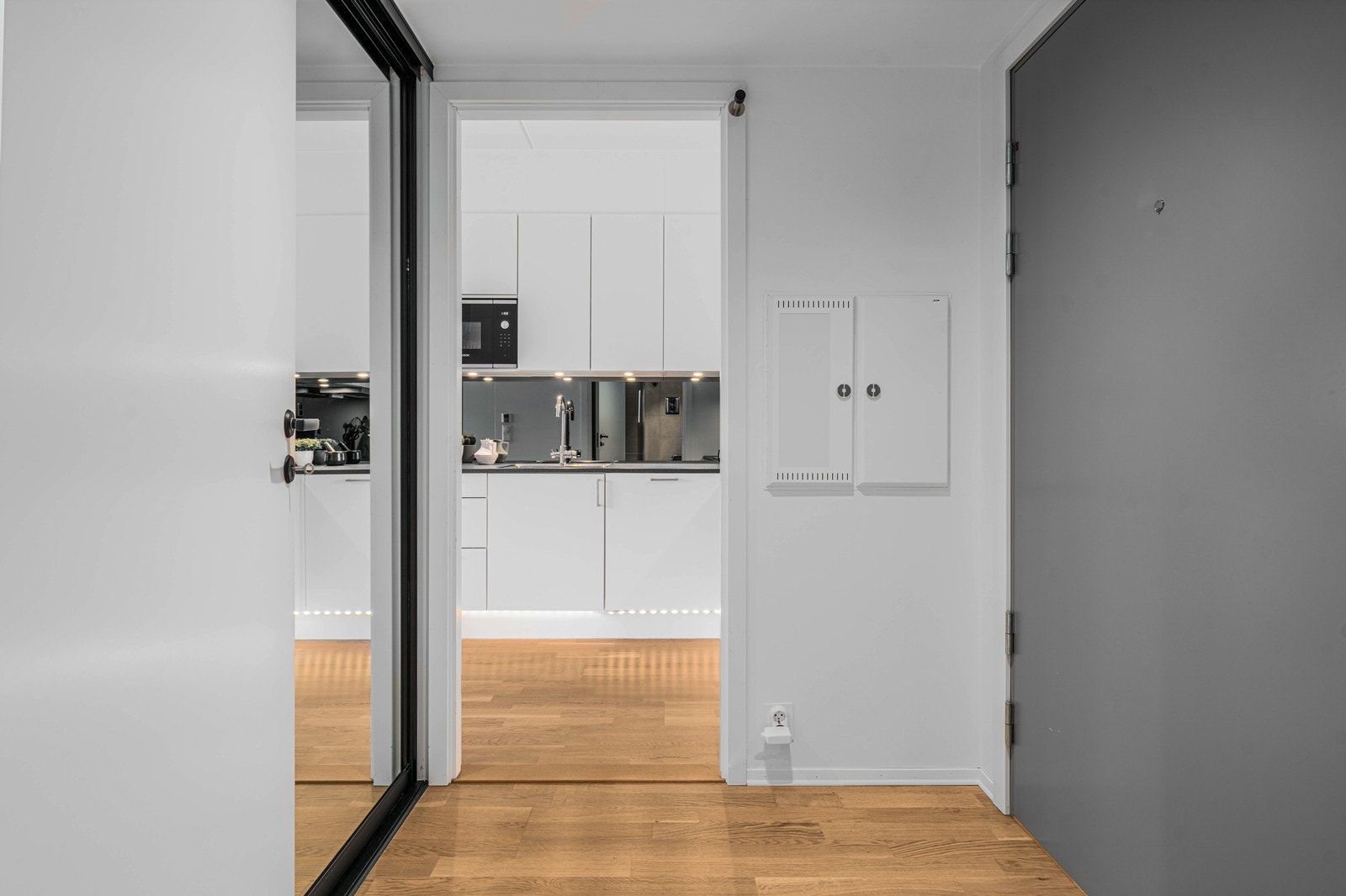 Fra entréen ser du rett inn mot det åpne oppholdsrommet. Det er vannbåren gulvvarme i gang, stue og kjøkken. Galleribilde