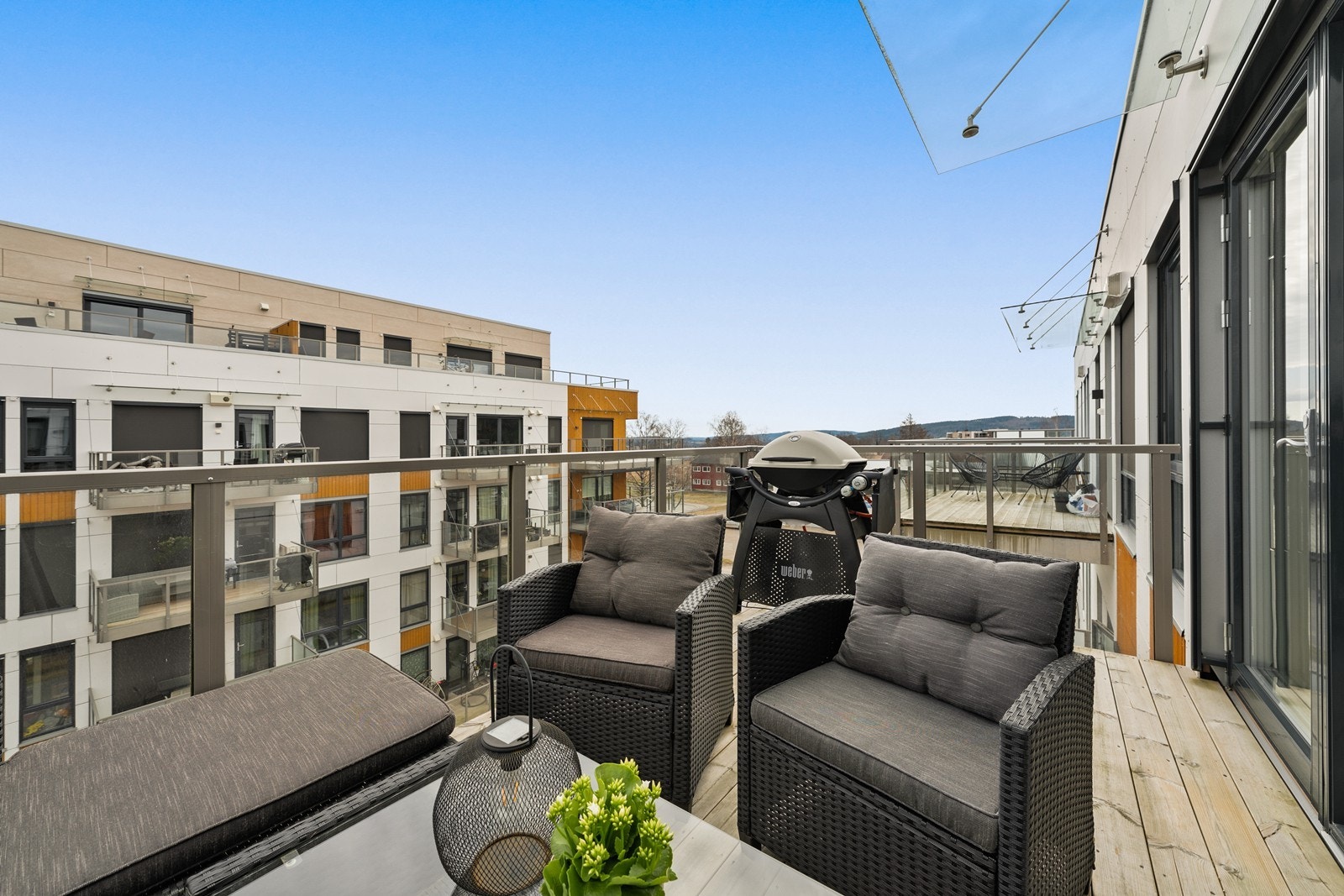 Balkonggulvet er belagt med impregnerte terrassebord, klart for utemøbler. Galleribilde