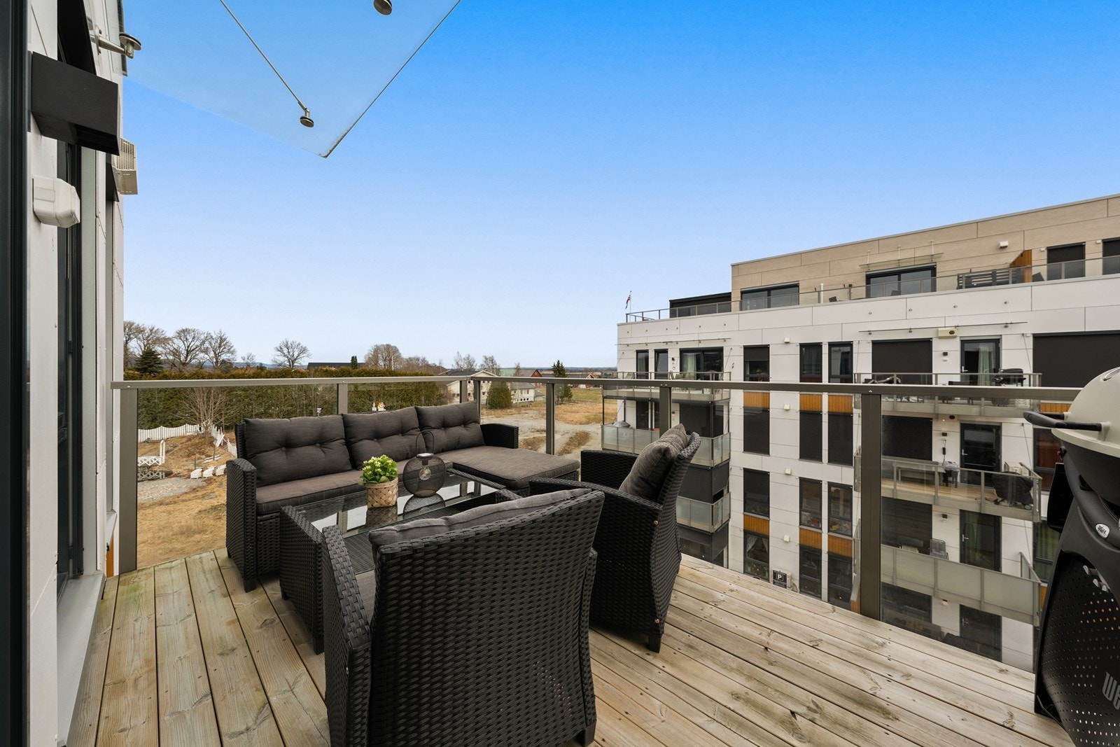 Den romslige balkongen på 9 m² har god plass til en sittegruppe og er utstyrt med utelys og stikkontakt. Galleribilde