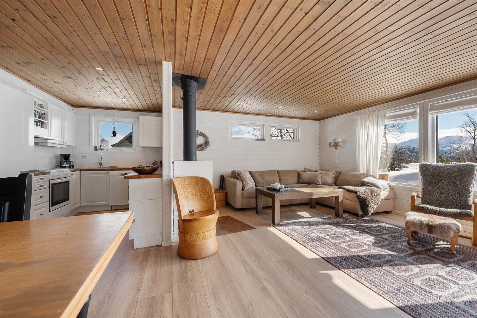 Romslig stue hvor man har god plass til sofagruppe Galleribilde