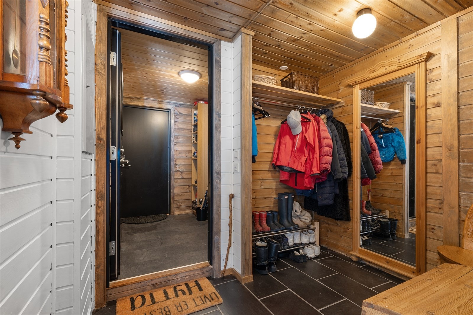 I entreen er det god plass til oppbevaring av yttertøy og sko Galleribilde