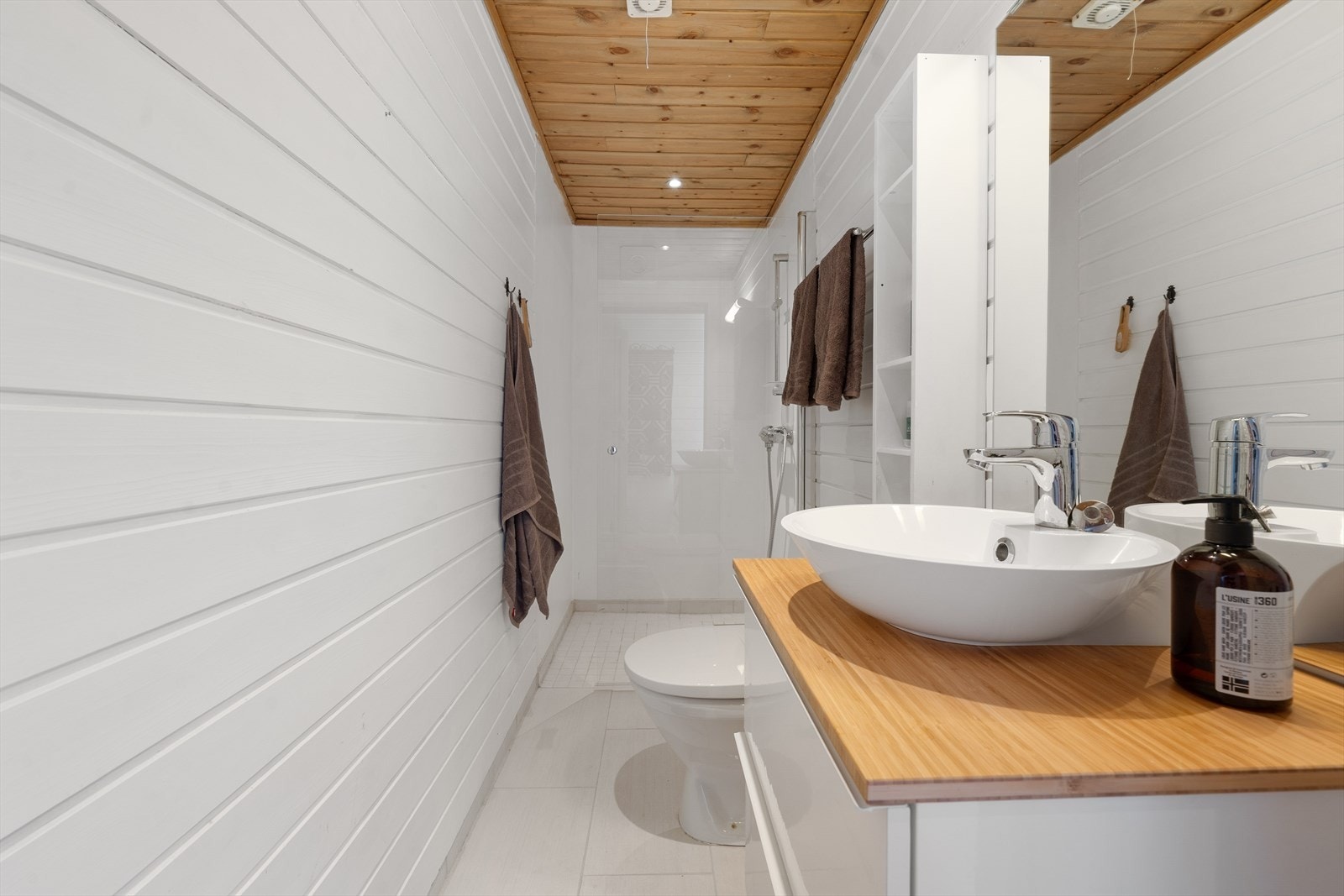 Hytta har to bad; på det ene badet har man wc, vask og dusj Galleribilde