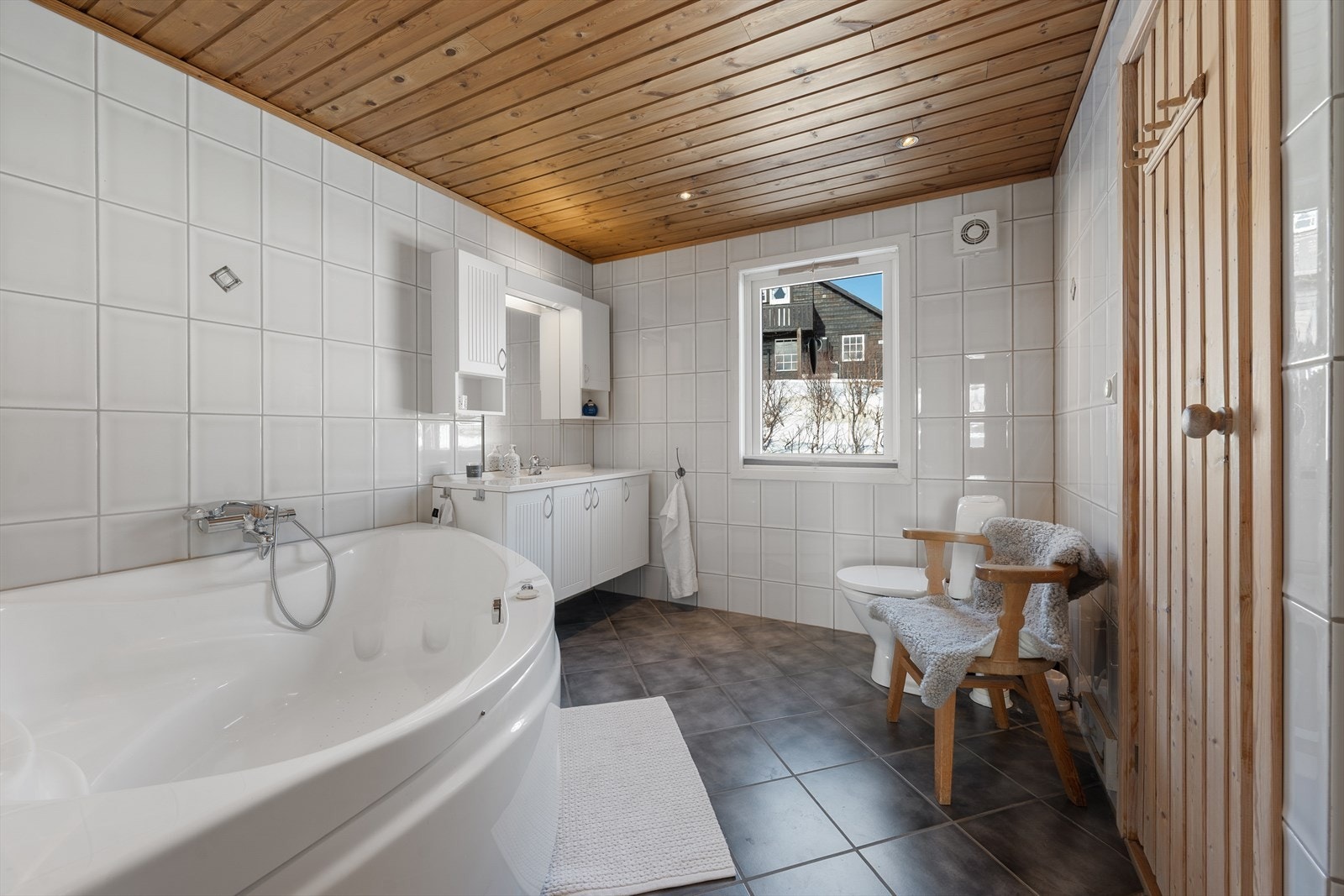 Hovedbadet i hytta har fliselagte vegger og gulv Galleribilde