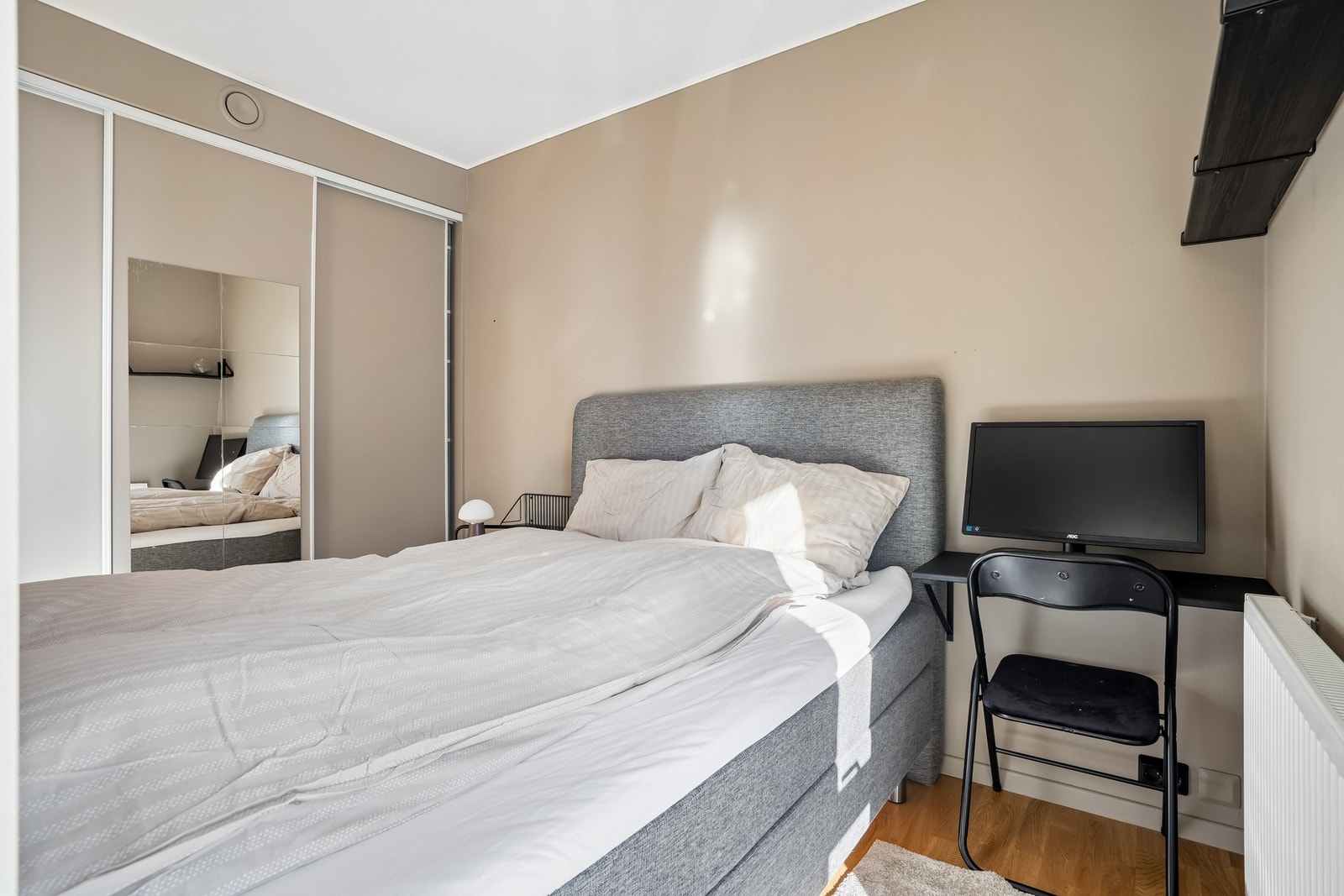 Soverom med skyvedørsgarderobe Galleribilde