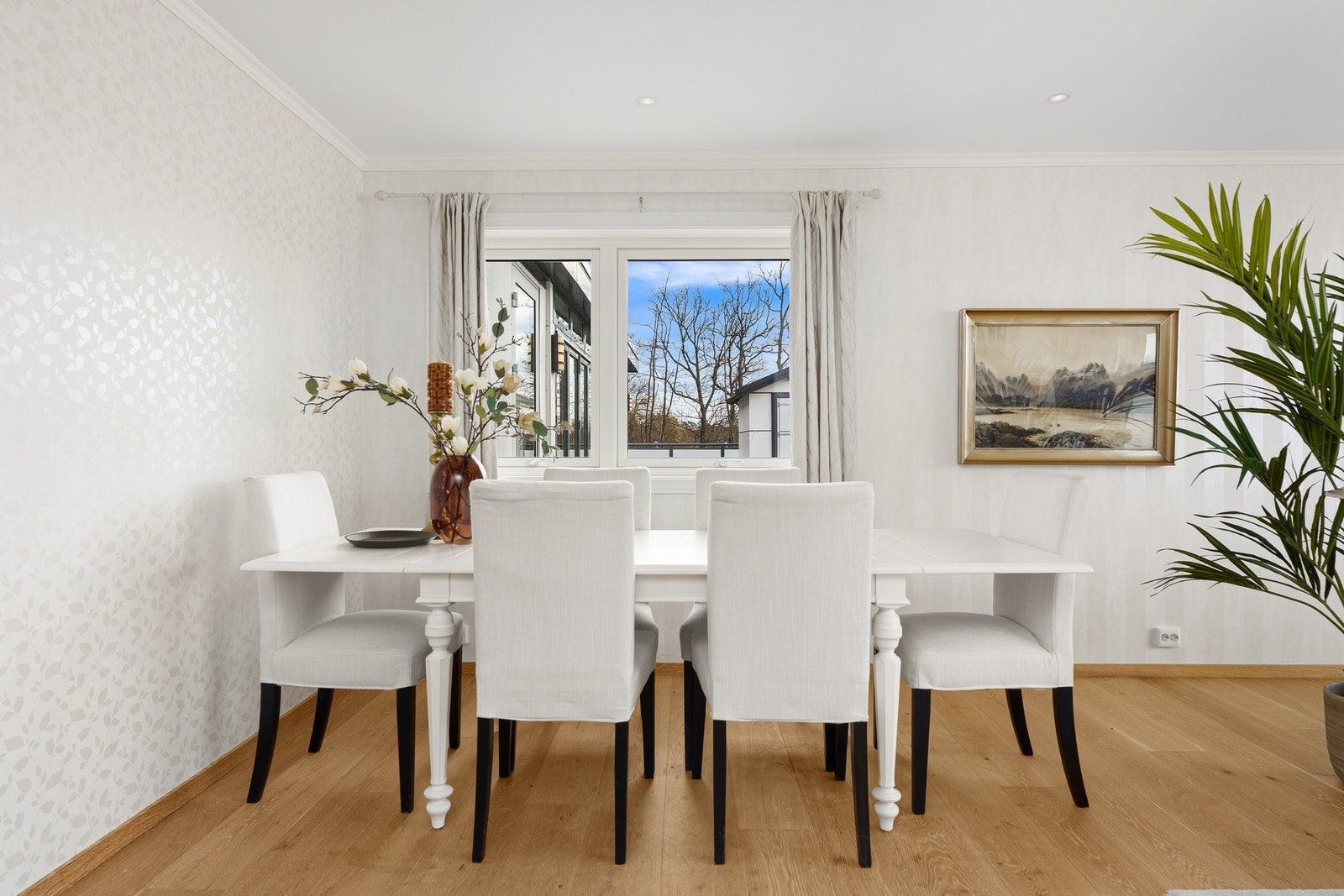 Det er også fleksible muligheter til spisebord i stuen Galleribilde