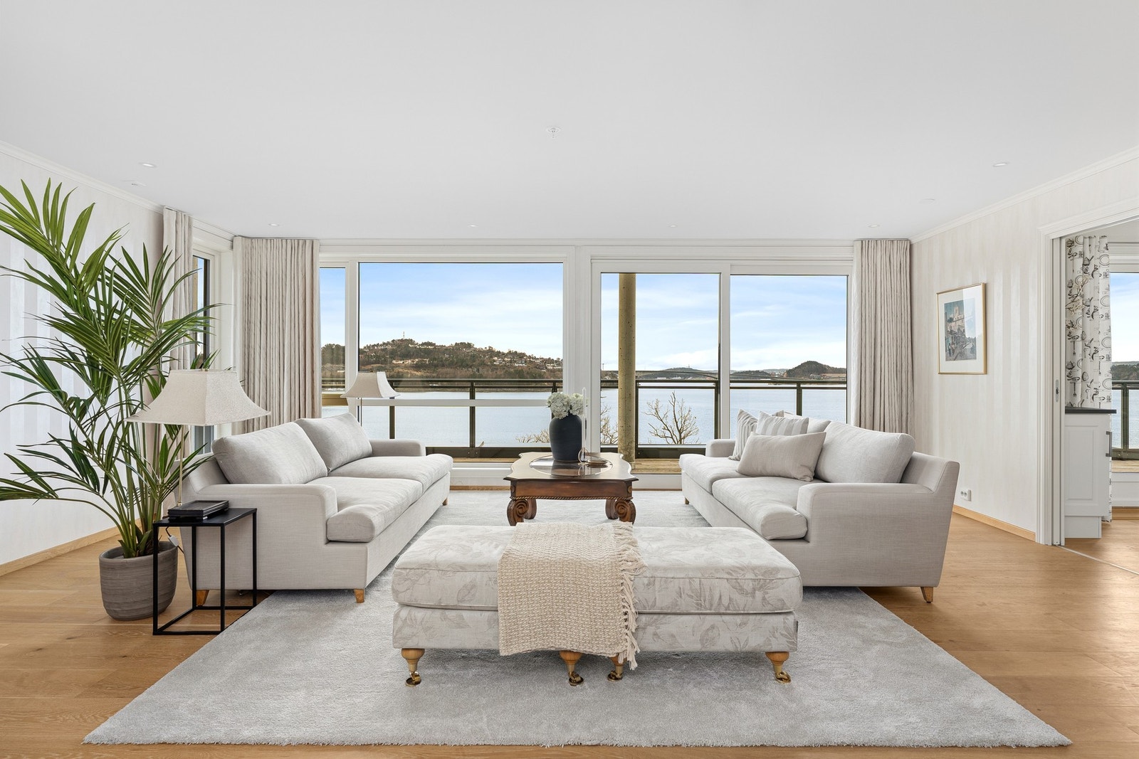 Her kan en sitte og nyte den fine sjøutsikten. Galleribilde