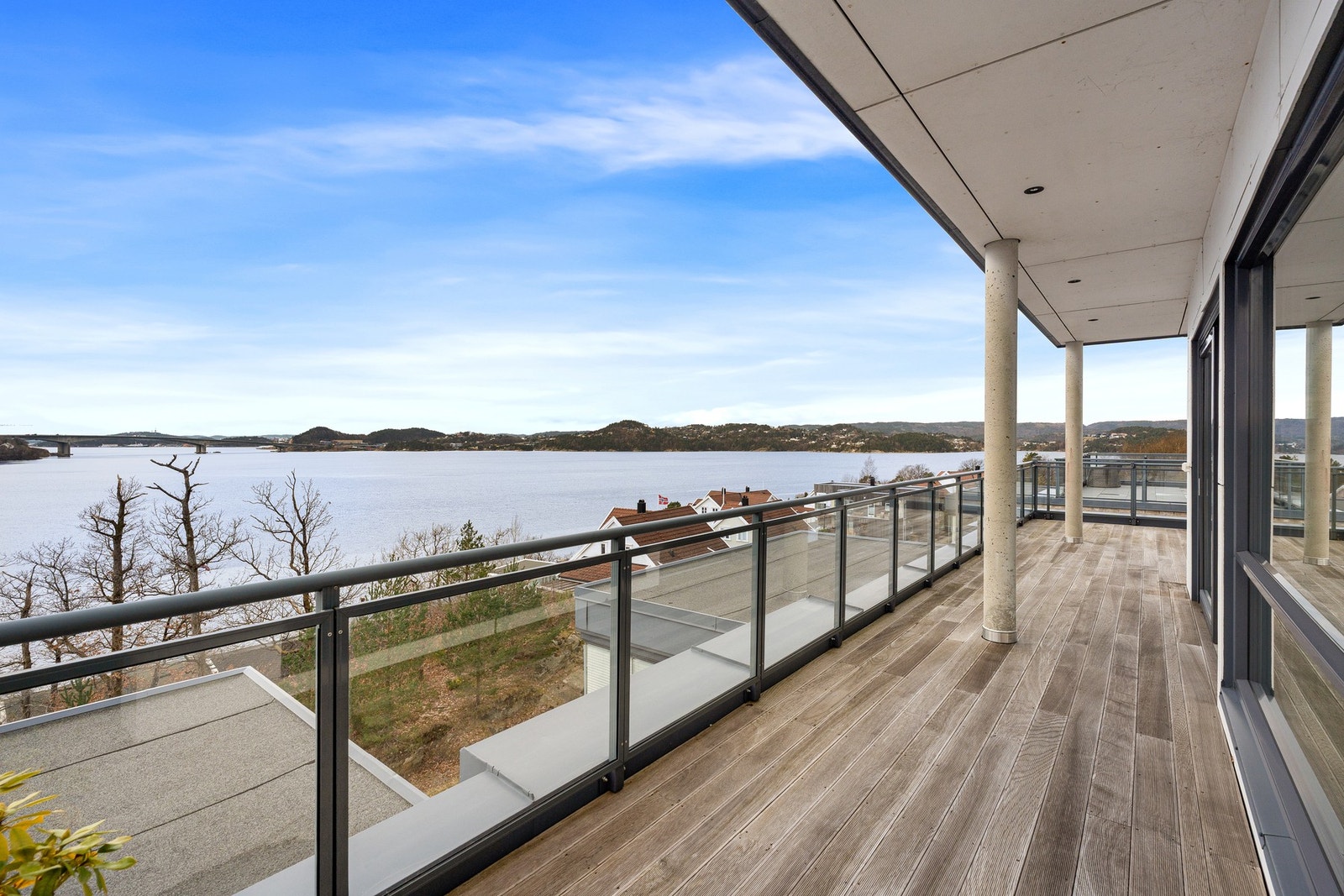 På fremsiden er det lys i taket som gir en fin atmosfære på kvelden Galleribilde