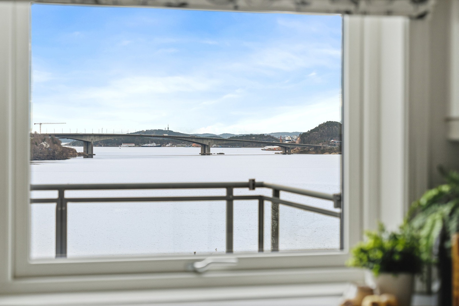 Utsikten fra kjøkkenvinduet Galleribilde