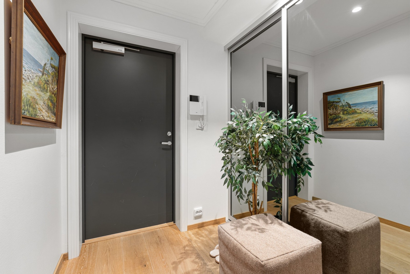Vindfang med skyvedørsgarderobe - her er også dørtelefon med kamera Galleribilde
