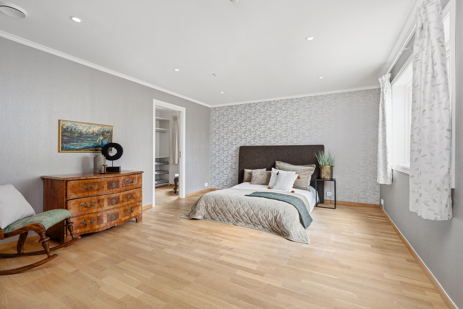 Stort soverom med skyvedør til eget walk-in closet Galleribilde