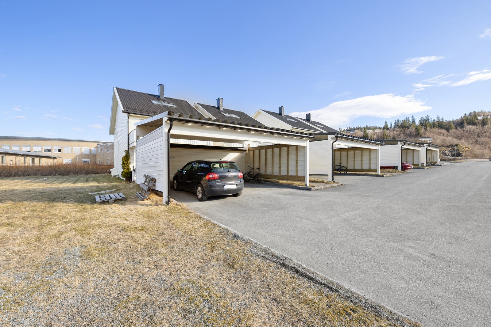 Parkeringsplass i carport. Galleribilde