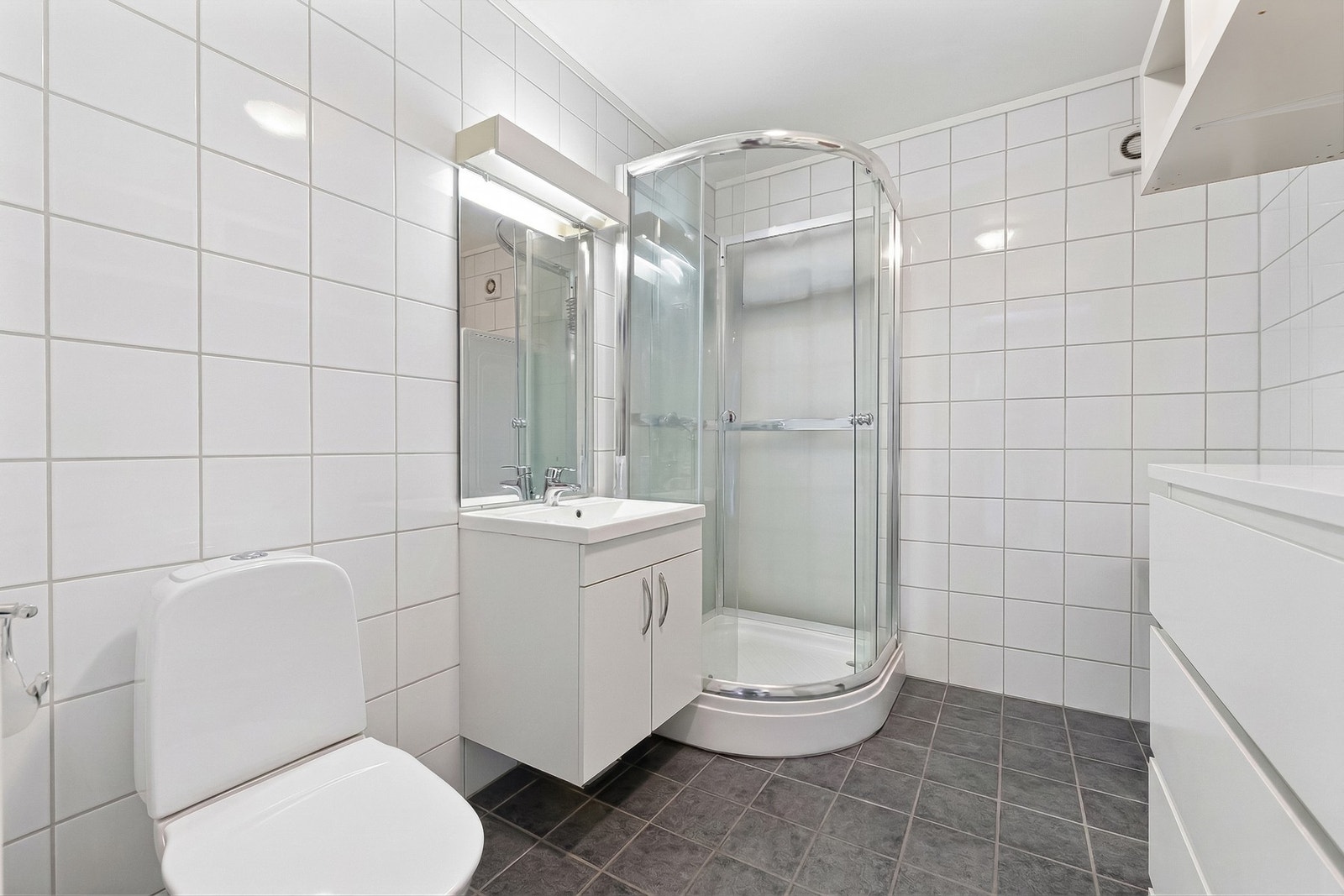 Pent og lyst baderom med gulvvarme på 5 kvm. Badet er utstyrt med opplegg for vaskemaskin. Galleribilde