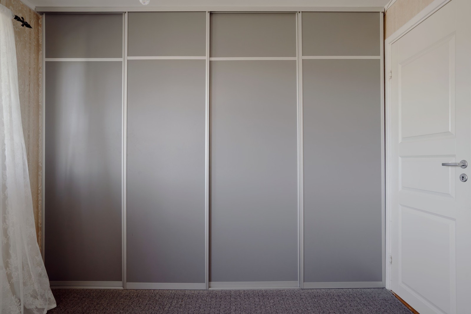 det er bred skyvedørsgarderobe her. Galleribilde