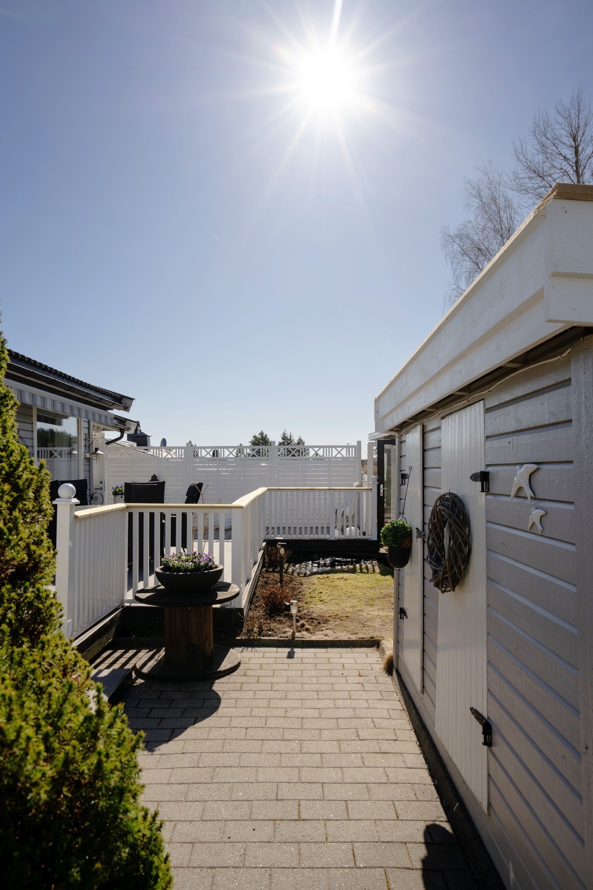 Det er stenlagt mellom terrasse og utebod. Galleribilde