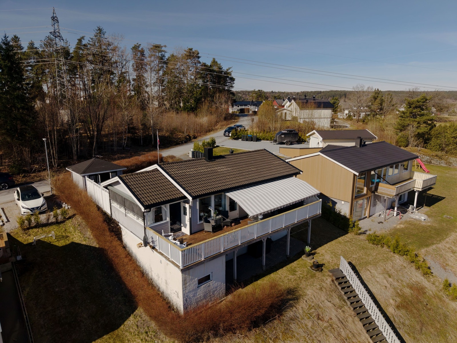 Trapp ned til nedre del av tomt. Kommunen eier nedre del mot vannet. Bod til venstre under terrassen har ekstra god plass for oppbevaring Galleribilde