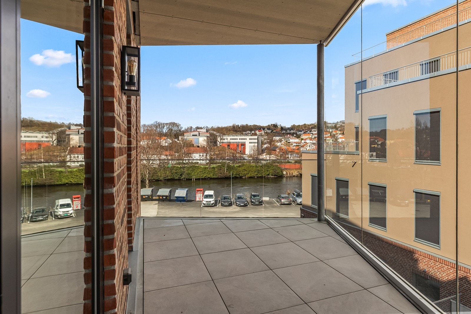 Fra stuen er det utgang til en romslig og delvis innglasset balkong på ca. 11 m² med utsyn mot elven. Galleribilde