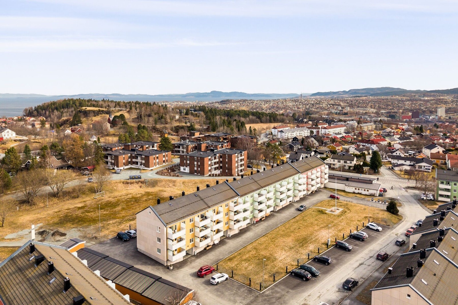 Leiligheten har en god lokasjon med umiddelbar nærhet til populære Bymarka med turmål sommer som vinter, samtidig er det kort vei ned til byen og sjøen. Galleribilde