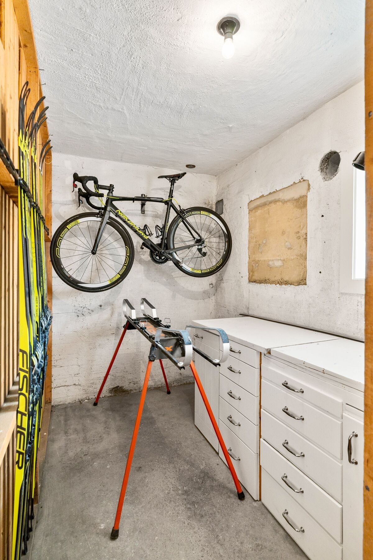 En av tre boder fordelt på kjeller og loft. Denne er svært praktisk innredet med arbeidsbenk som også kan benyttes som smørebenk for den skiglade. Galleribilde
