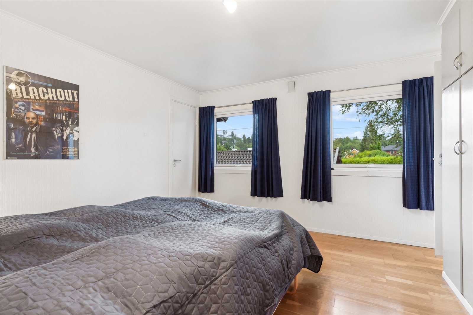 Hovedsoverom med adkomst bod til venstre og bad mot høyre. Plassbygde skap. Galleribilde