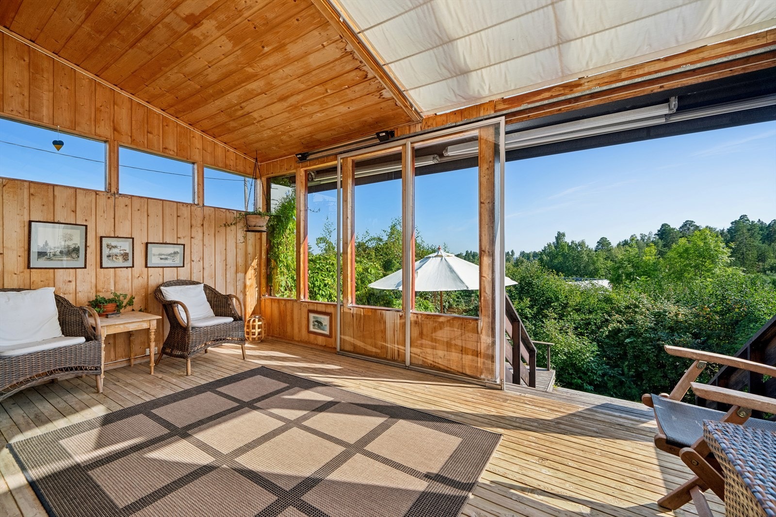 Hyggelig hagestue med skyvbare glassdører og trapp til terrasse og hage. Galleribilde