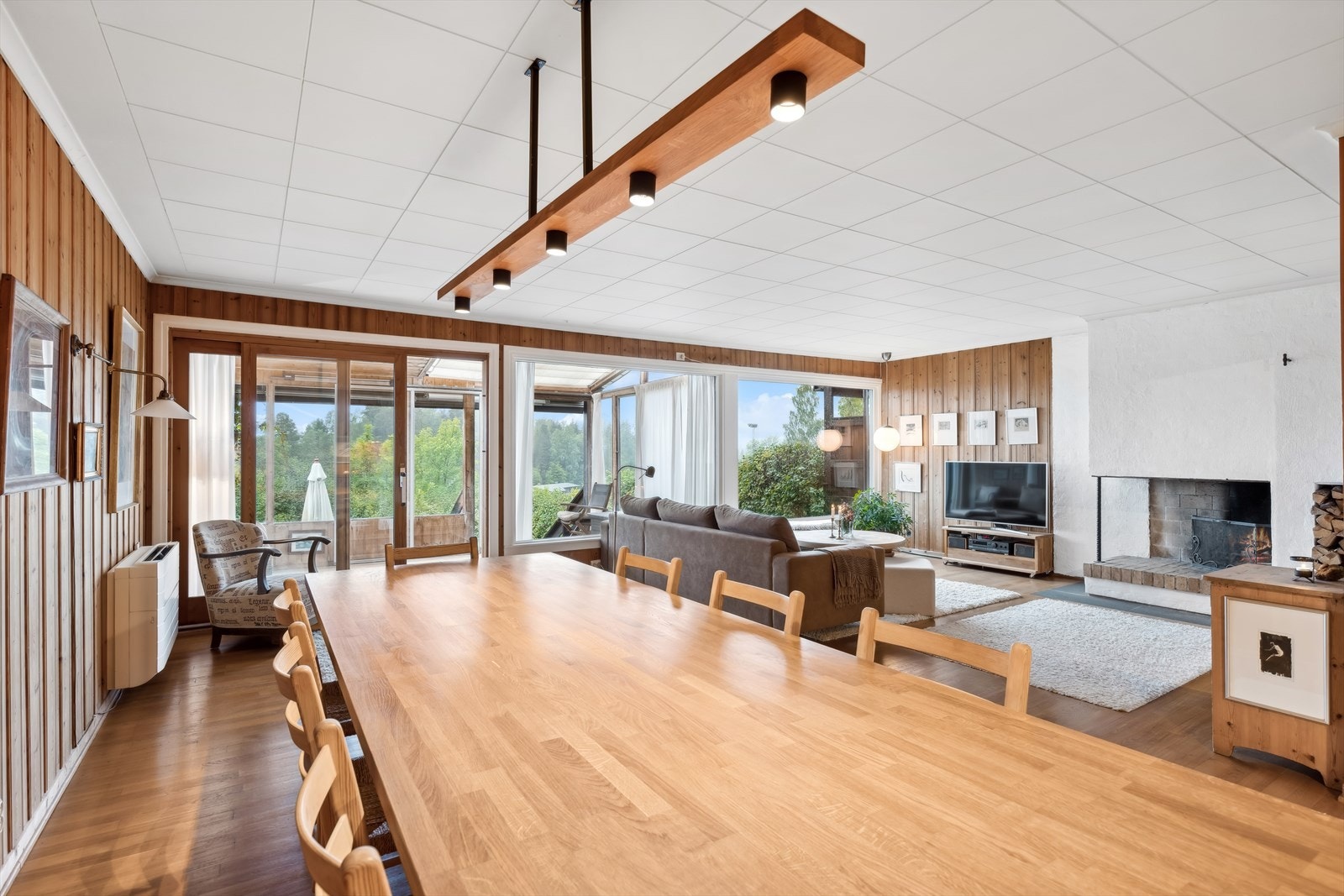 Stuen har særdeles god plass til både langbord og sofaavdeling. Lampen over spisebordet er selgers egen design og kan medfølge. Galleribilde