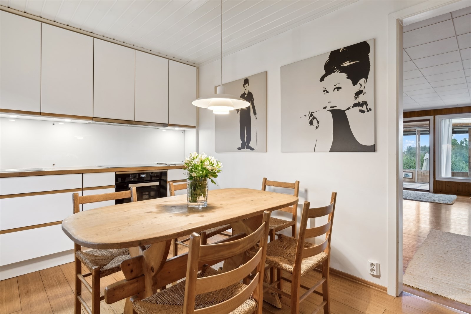 Kjøkkenet ble fornyet i 2015 med nytt gulv, ny innredning og hvitevarer. Galleribilde