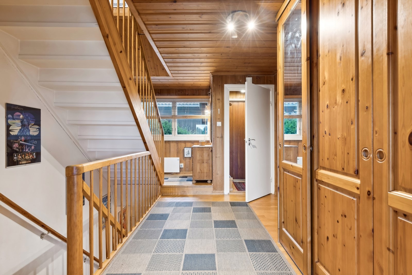 Godt med garderobskap i hallen - Velkommen tilbake! Galleribilde