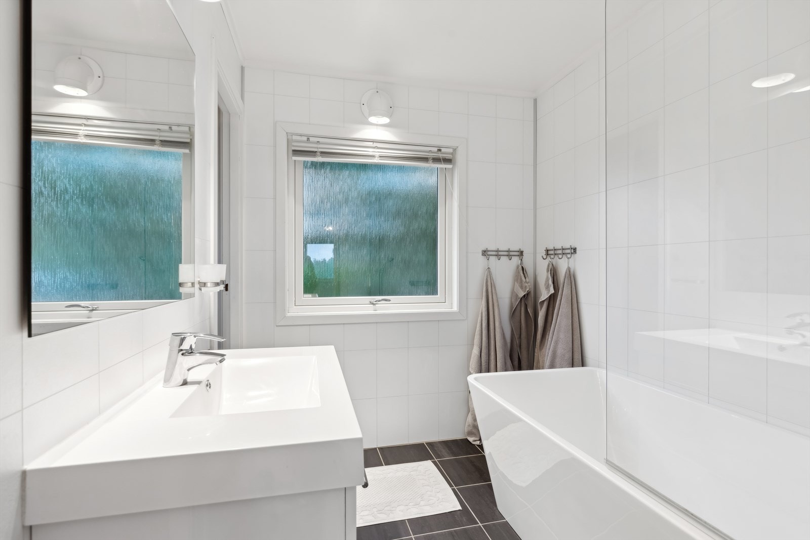 Stilig badekar med dusjvegg. Galleribilde