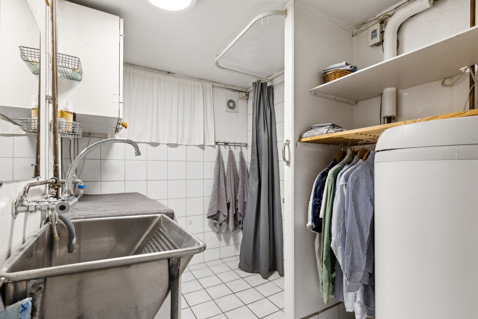 Dusjbad/vaskerom i kjeller, nyere varmtvannstank. Galleribilde