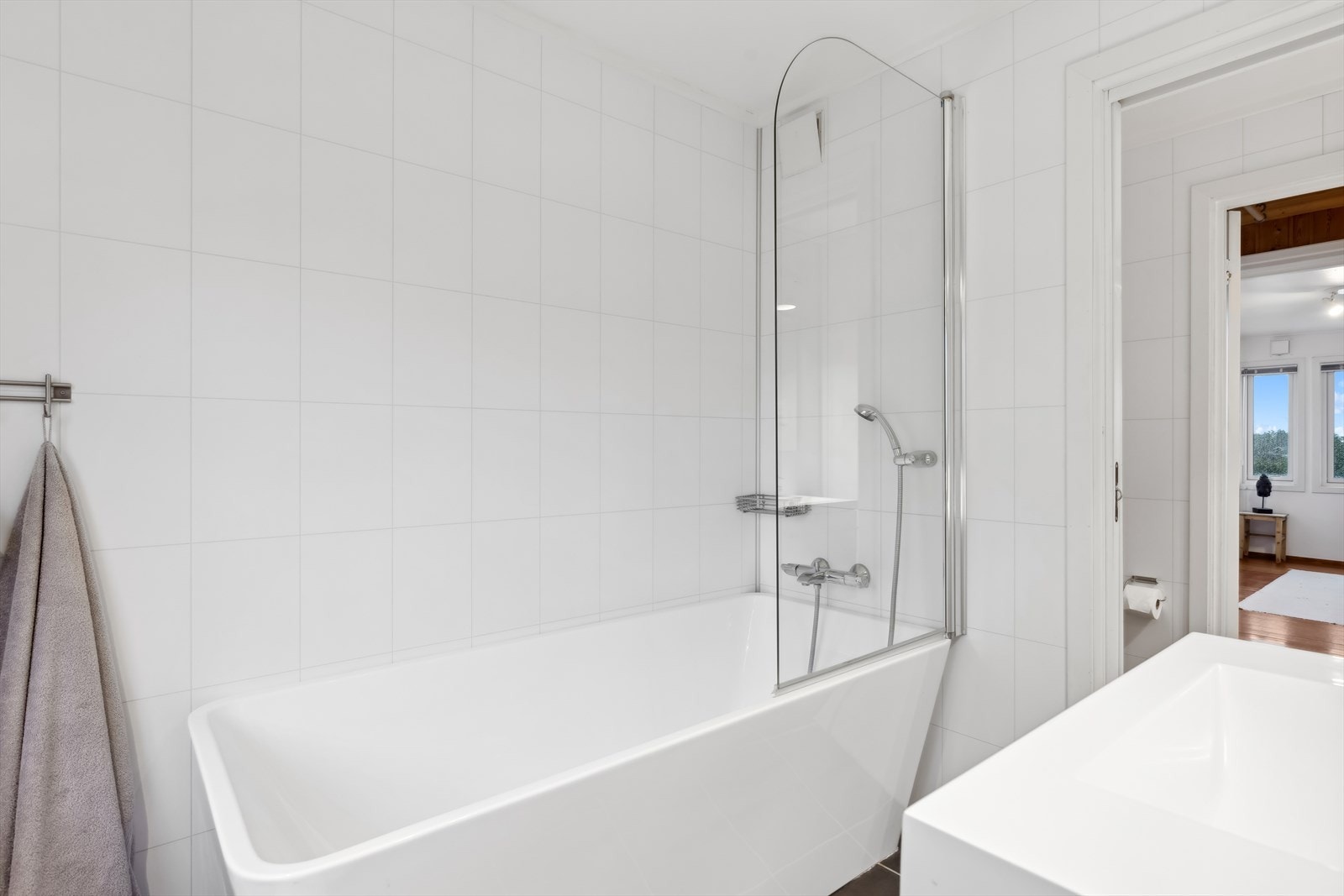 Hovedbadet ble totalt oppgradert i 2015 med bl.a. nytt gulv, nytt vindu, etterisolering i vegger, flislegging av gulv med varmekabler, baderomspanel på vegger og nytt sanitæranlegg. Galleribilde