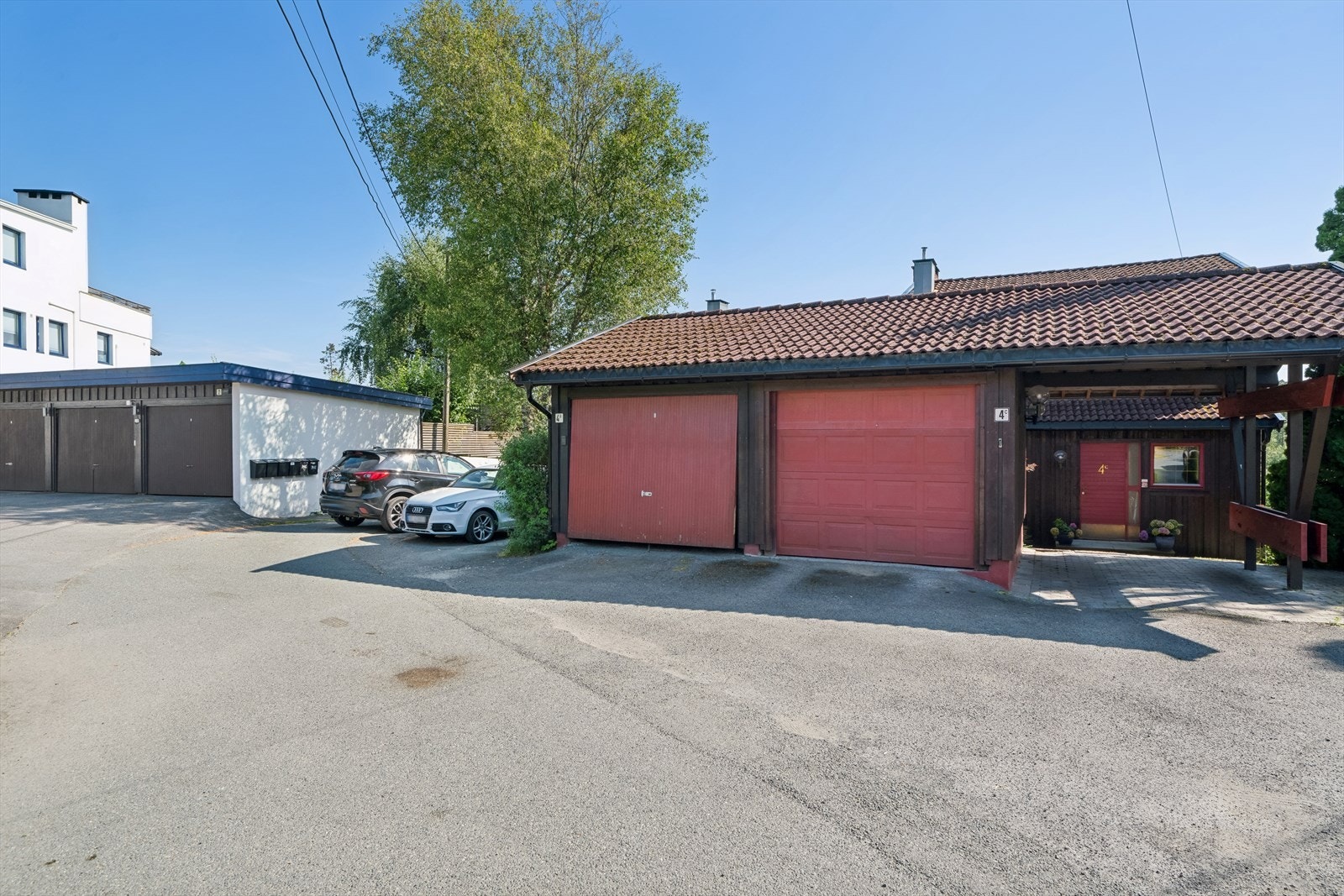 1 garasjeplass samt plass til 1 bil foran. Garasjen og porten er noe slitt. Plassen foran inngangsporten tilhører ikke denne eiendommen, men benyttes til egen parkering. Galleribilde