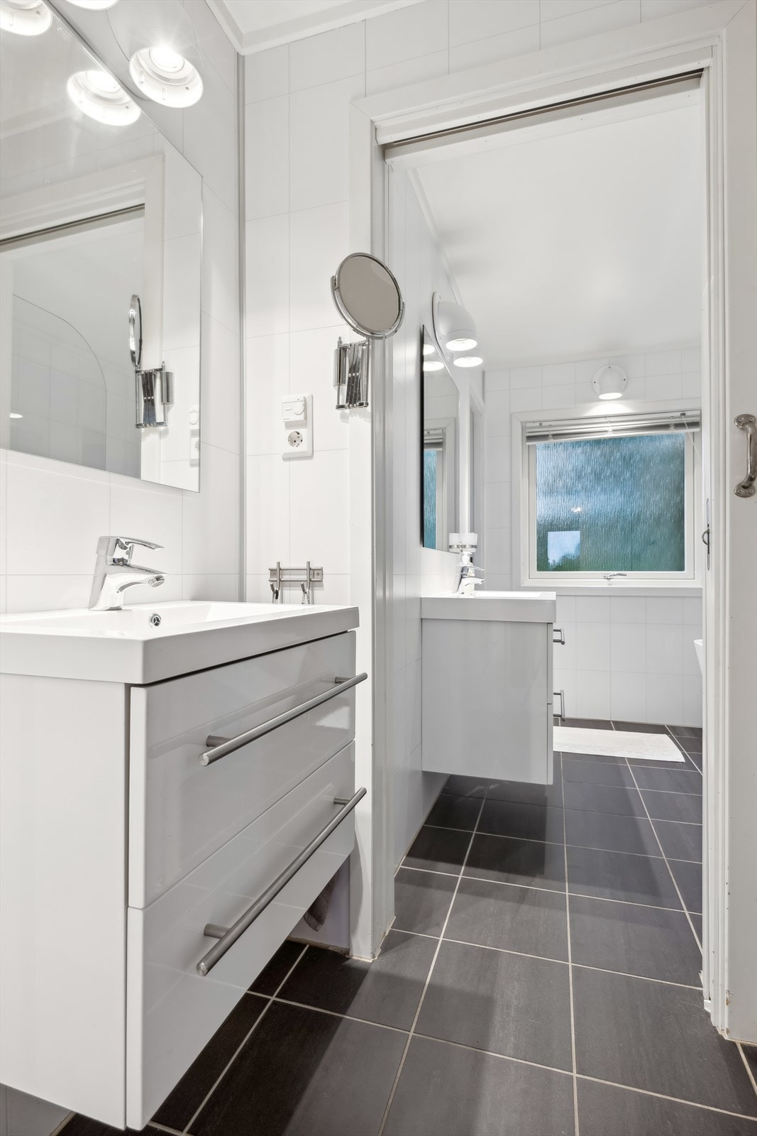 Baderommet er todel, med wc og servant i "egen" del med skyvedør til resten av badet. Legg merke til de kule lampene! Galleribilde