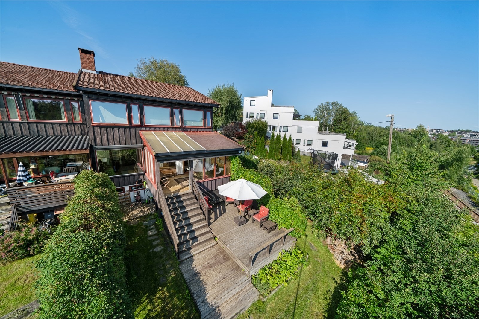 Hagen er delvis bygget ut med terrasser som enkelt kan fjernes om du ønsker mer plen. Lagringsplass under vinterhagen. Galleribilde