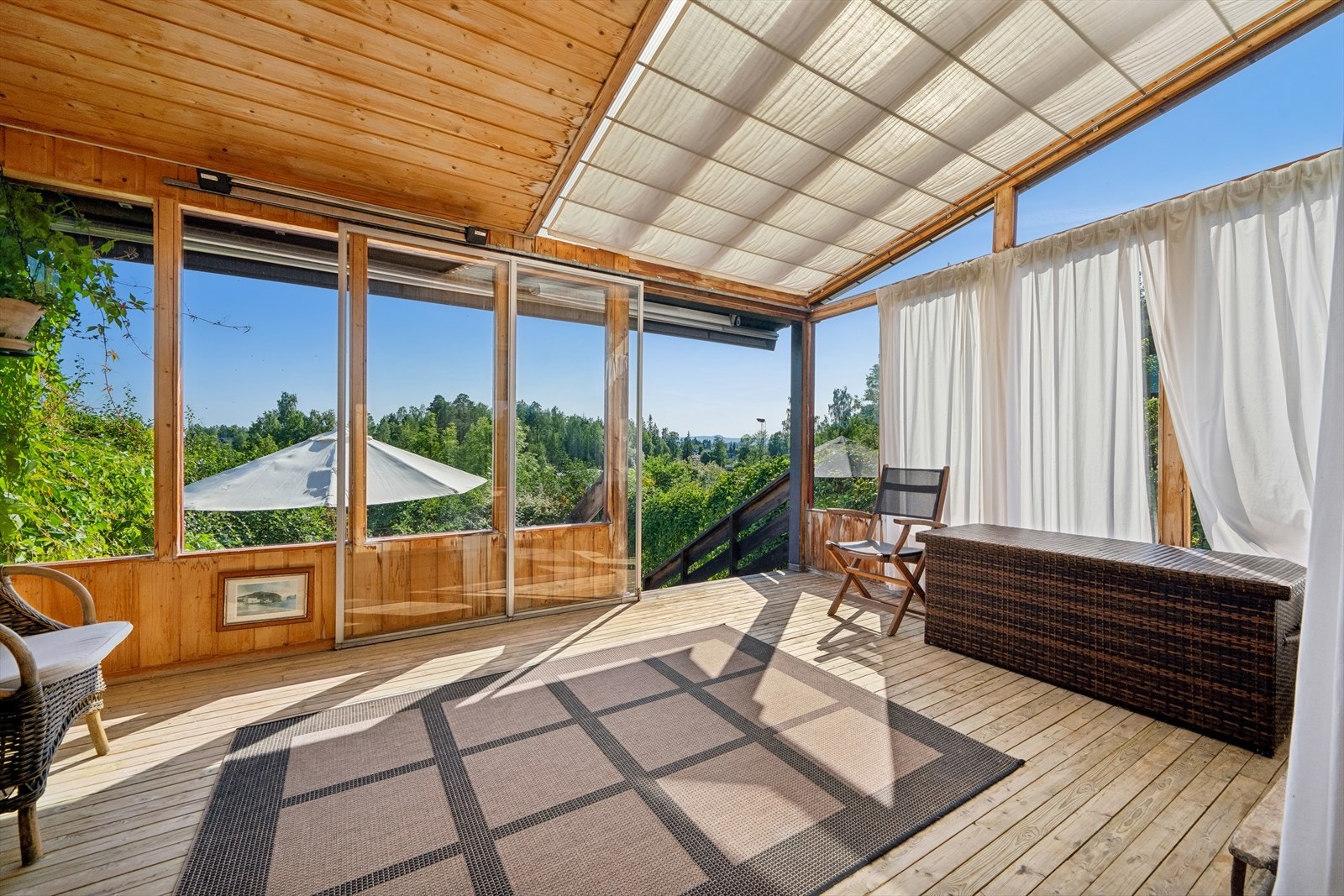 Deilig med utsikt og sol! Her kan du følge med barna nede på Haslumbanen. Galleribilde