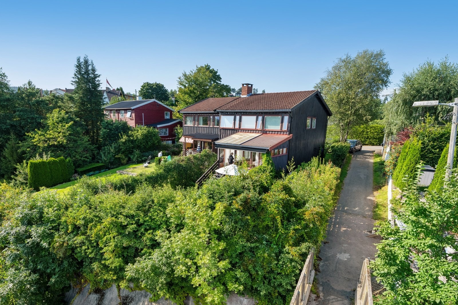 1/2-part tomannsbolig i enden av blindvei! Gangbro over t-banen i retning mot Gjønnes. Galleribilde