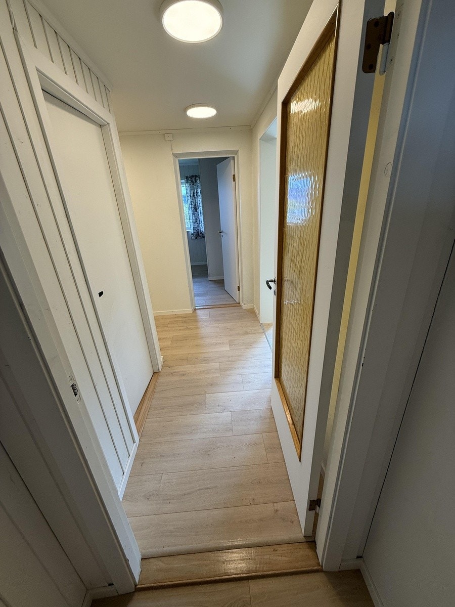 Gang sett fra inngangsdør og rett mot soverom 2 Galleribilde