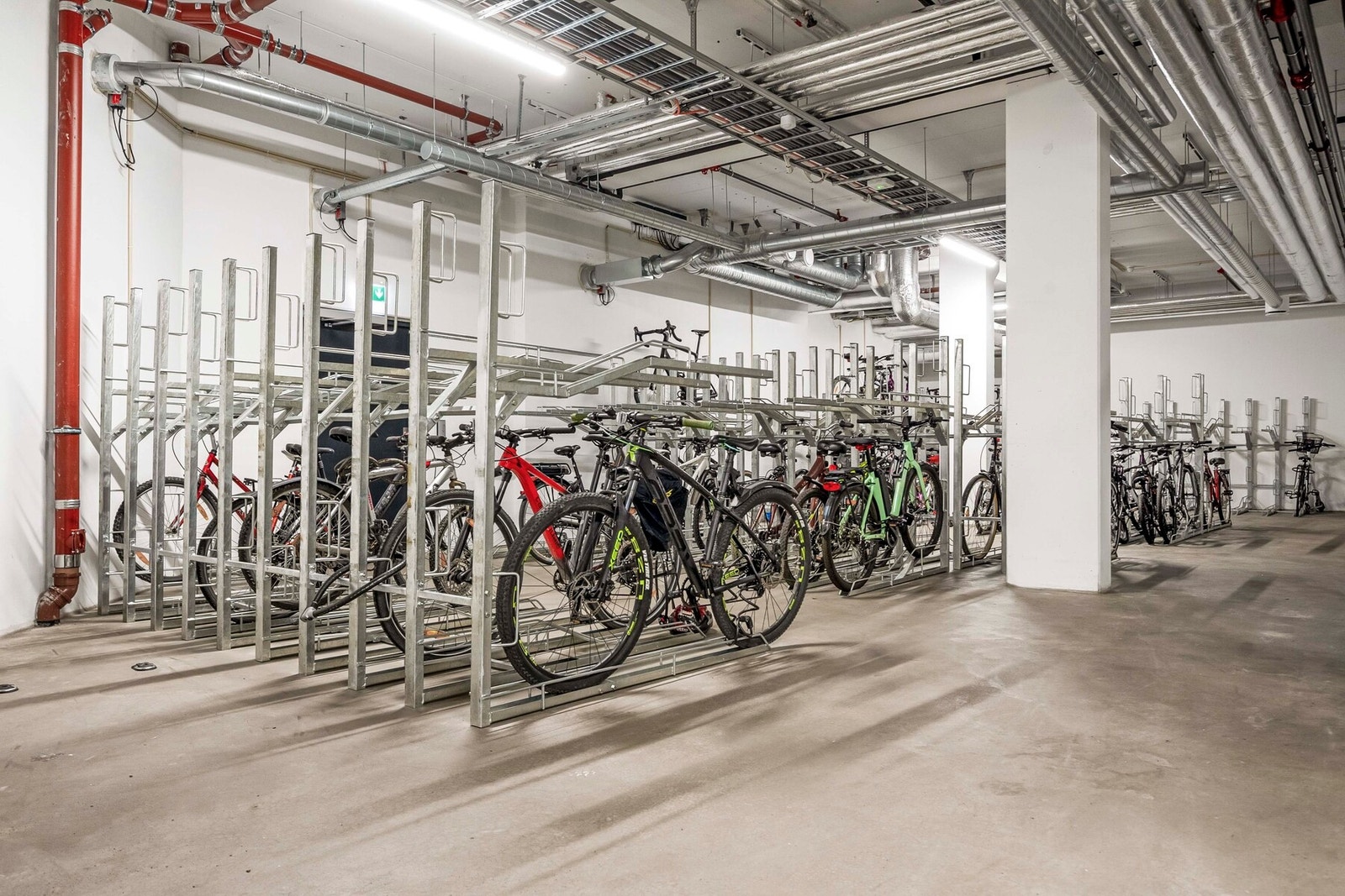 For den som heller vil sykle er det også felles sykkelparkering. Galleribilde