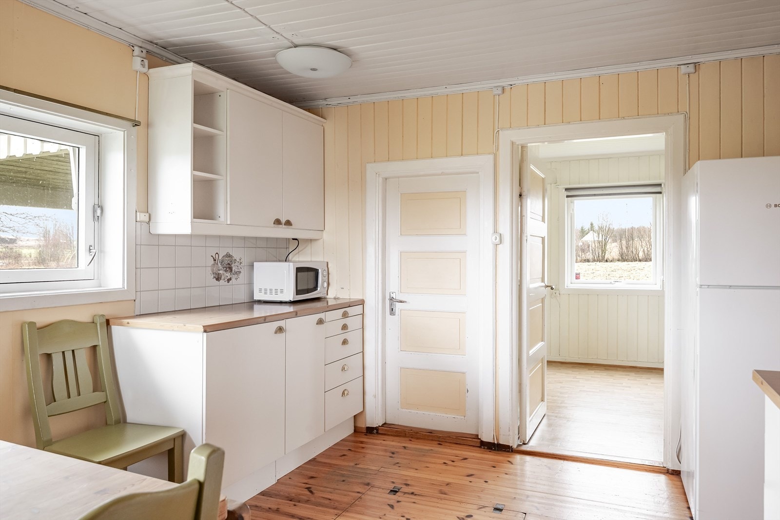 Fra kjøkkenet er det adkomst til et rom som f.eks. kan benyttes som spiskammers eller bod, samt en mellomstue/soverom som ligger i tilknytning til selve stuen. Galleribilde